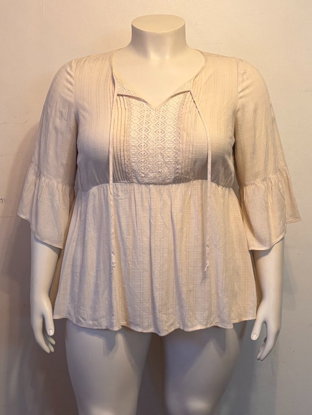 Torrid Plus 2X 3/4 Sleeve Ivory Blouse w Lace Inset, Pintucks and Tie Neck NWOT